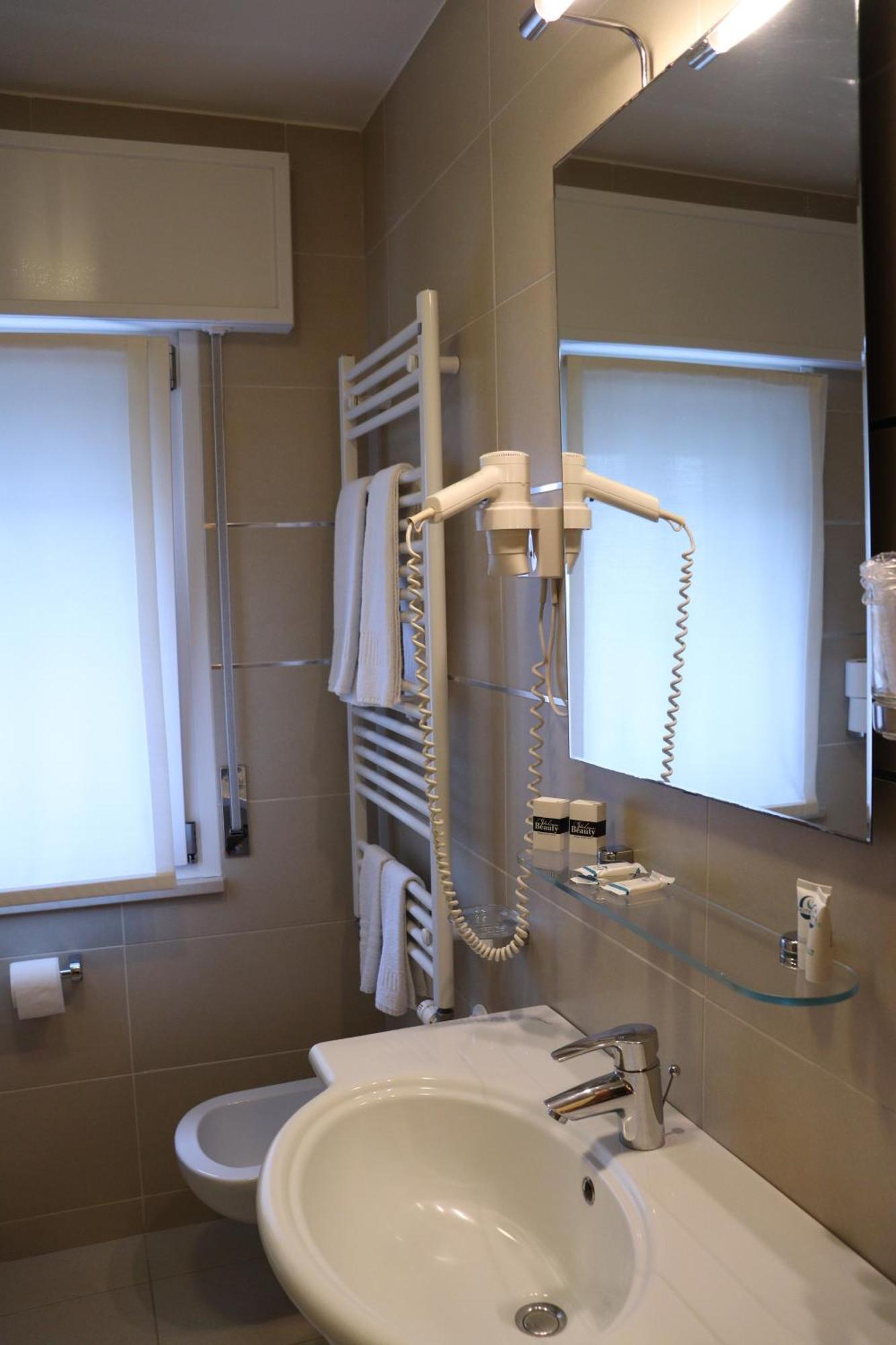 Hotel Montereale Pordenone Luaran gambar