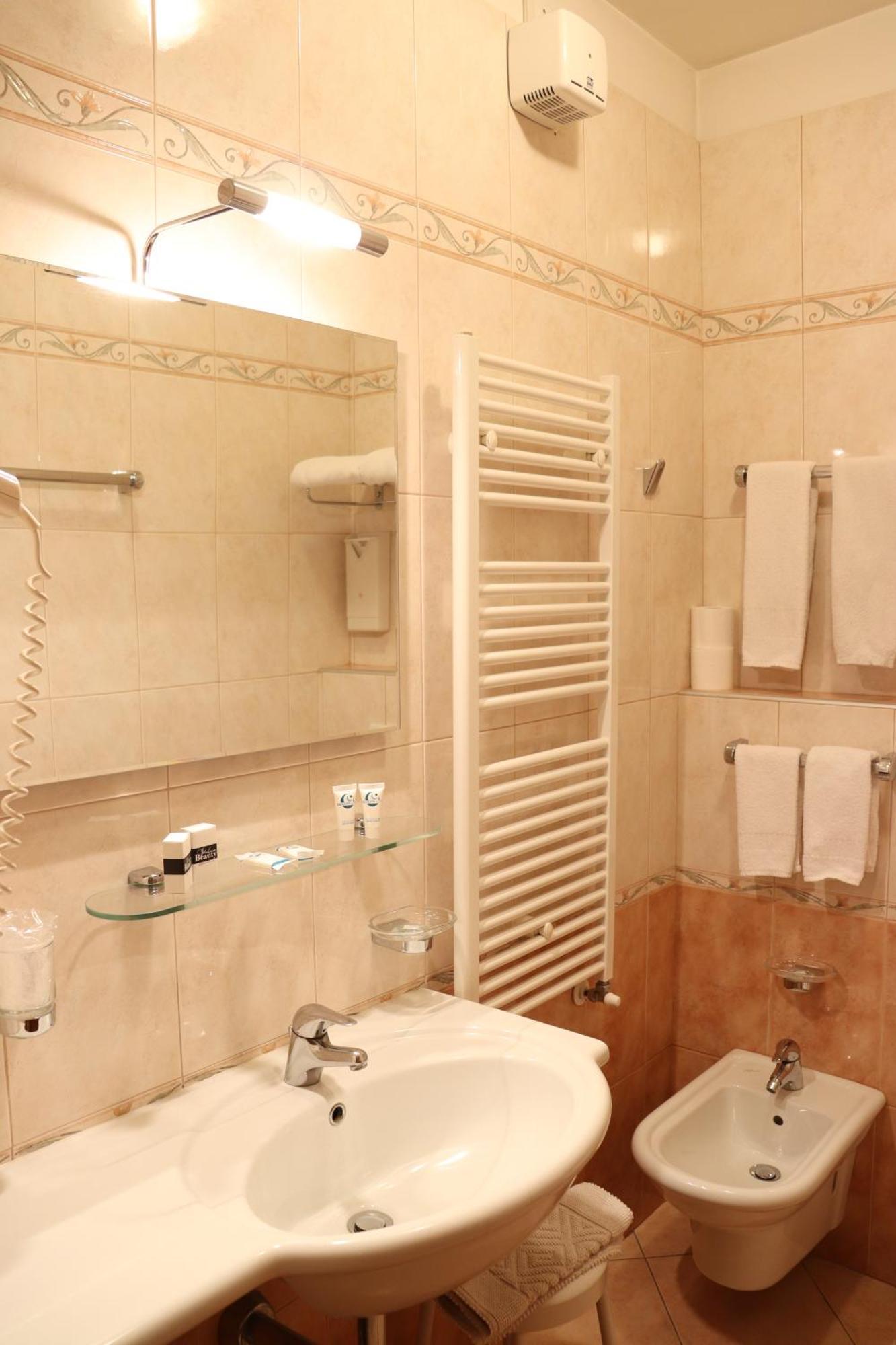 Hotel Montereale Pordenone Luaran gambar